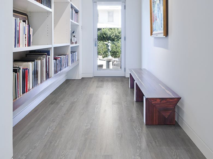 Light Gray Vinyl Wood Grain Planks Waterproof Floors Scratch Resistant Grey